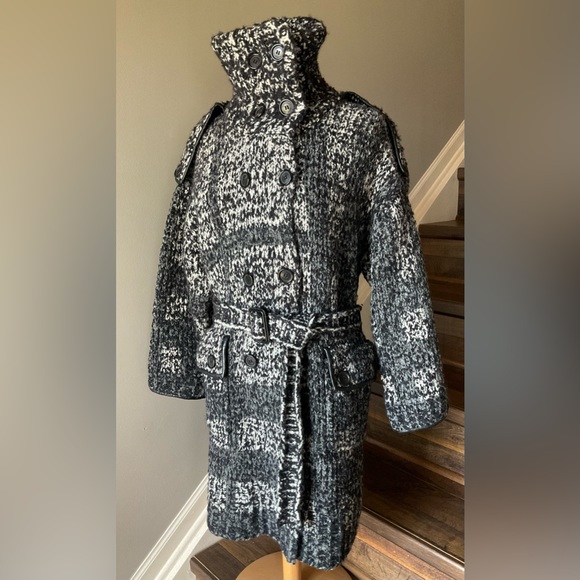 Beautiful Authentic Burberry Coat Size Large - Picture 2 of 15